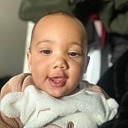 Noëlya a rejoint le concours — aidez-le/la à gagner de superbes lots ! baby, child, face, smile, cute, infant, clothing, fuzzy, cozy, indoors, portrait, young_child, warm, soft_texture, baby_outfit, expression, closeup, person, head, eyes