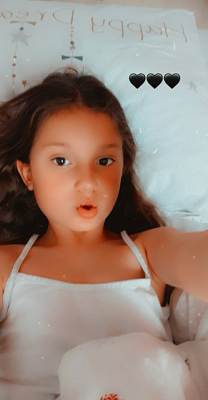 Kelya a rejoint le concours — aidez-le/la à gagner de superbes lots ! black_hair, cheek, chin, dress, eye, eyebrow, eyelash, flash_photography, fun, gesture, happy, iris, jaw, lip, mouth, neck, nose, person, shoulder, skin