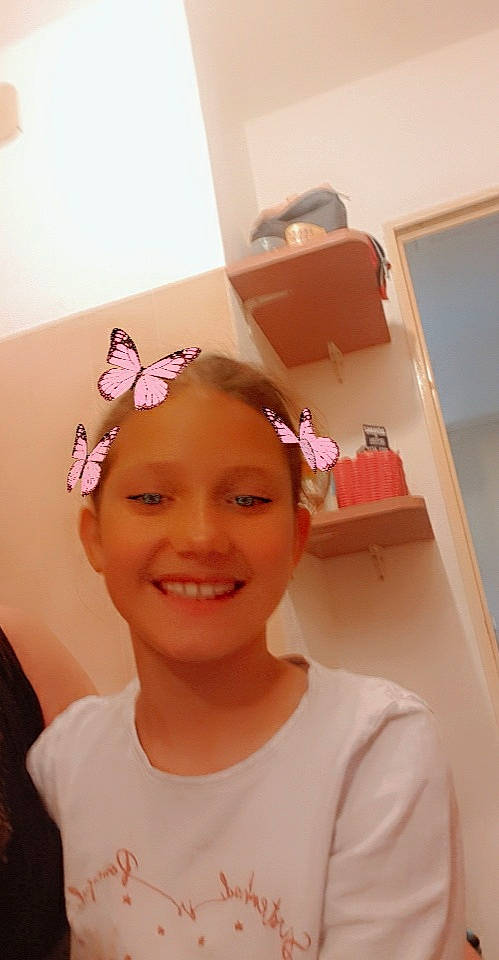 Kelya participe au concours pour gagner de l'argent avec cette photo : bathing, bridal_accessory, child, ear, eyelash, fashion_accessory, fun, hair_accessory, happy, headband, headpiece, jaw, jewellery, joy, laugh, magenta, person, personal_protective_equipment, pink, room