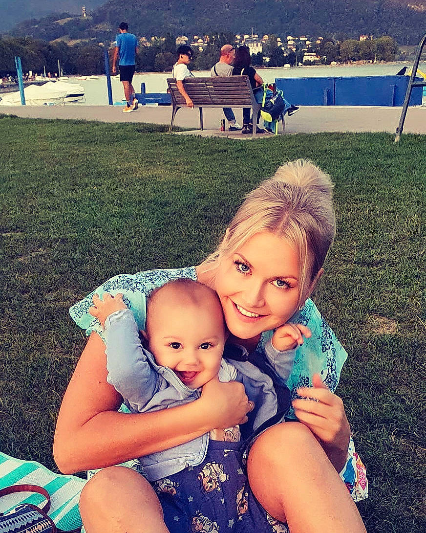 Alexandre a rejoint le concours — aidez-le/la à gagner de superbes lots ! blue, cloud, cool, fun, grass, happy, joy, lap, leisure, light, morning, mountain, mountainous_landforms, people_in_nature, person, photograph, sky, smile, summer, sunlight