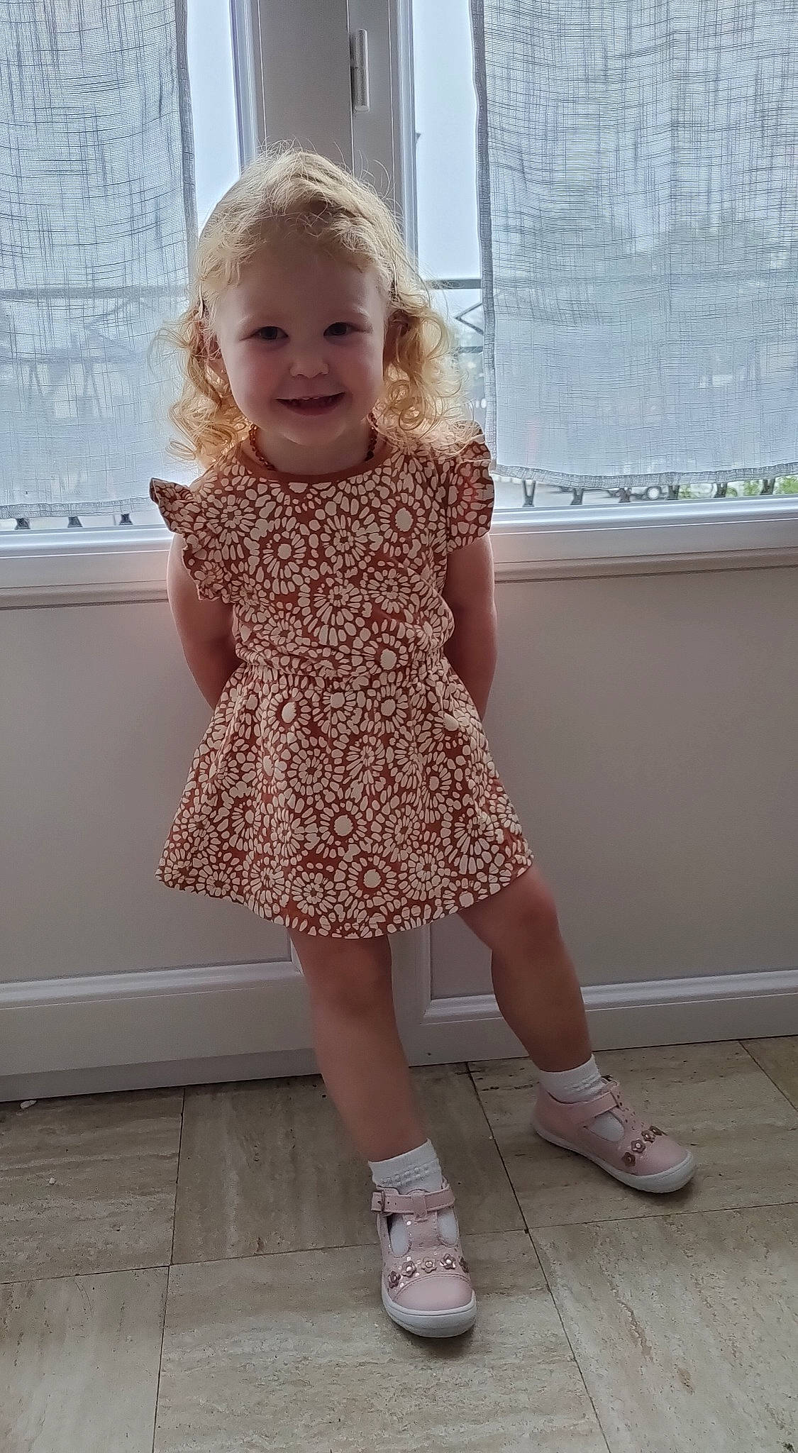 Xiomara a rejoint le concours — aidez-le/la à gagner de superbes lots ! baby_toddler_clothing, day_dress, dress, happy, human_leg, joint, joy, knee, leg, magenta, neck, one_piece_garment, pattern, person, pink, shoulder, sleeve, smile, thigh, toddler