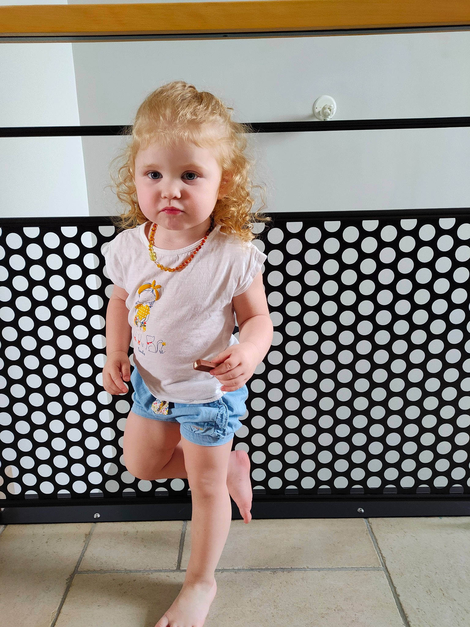 Xiomara participe au concours pour gagner de l'argent avec cette photo : baby_toddler_clothing, blond, child, denim, electric_blue, facial_expression, fashion_design, happy, human_leg, joint, knee, leg, pattern, person, shorts, skin, sleeve, t_shirt, thigh, toddler