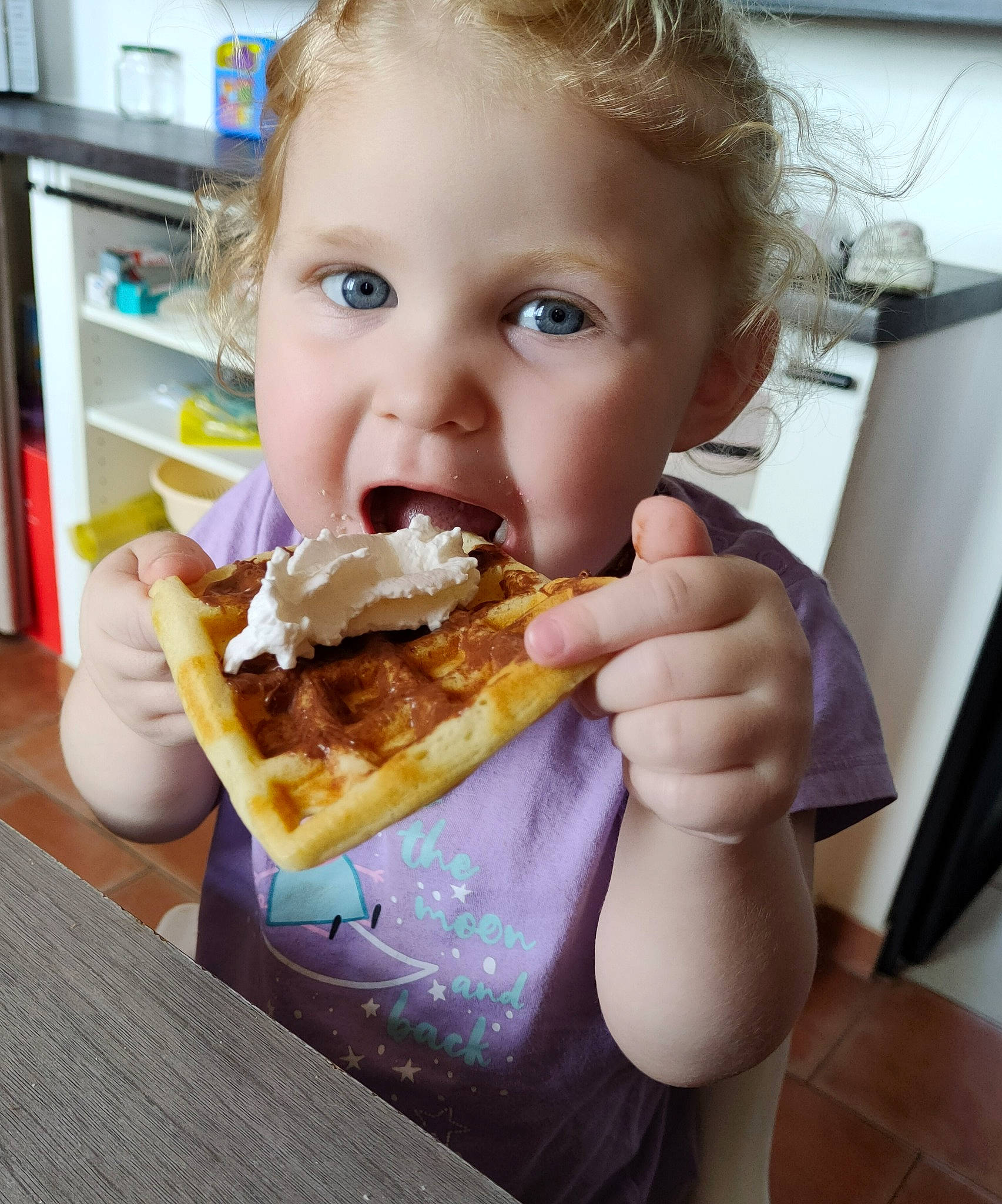 Xiomara participe au concours pour gagner de l'argent avec cette photo : baked_goods, biting, child, comfort_food, cuisine, dish, eating, fast_food, finger_food, food, food_craving, fried_food, ingredient, junk_food, person, recipe, smile, staple_food, sweetness, tableware