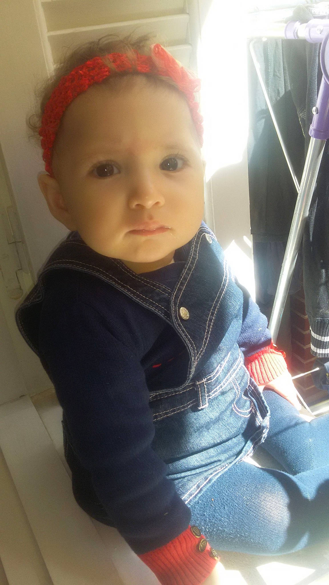 Tasnim participe au concours pour gagner de l'argent avec cette photo : baby, cheek, child, cool, eye, eyebrow, face, forehead, hair, hair_accessory, head, headgear, jeans, lip, nose, outerwear, person, selfie, skin, standing