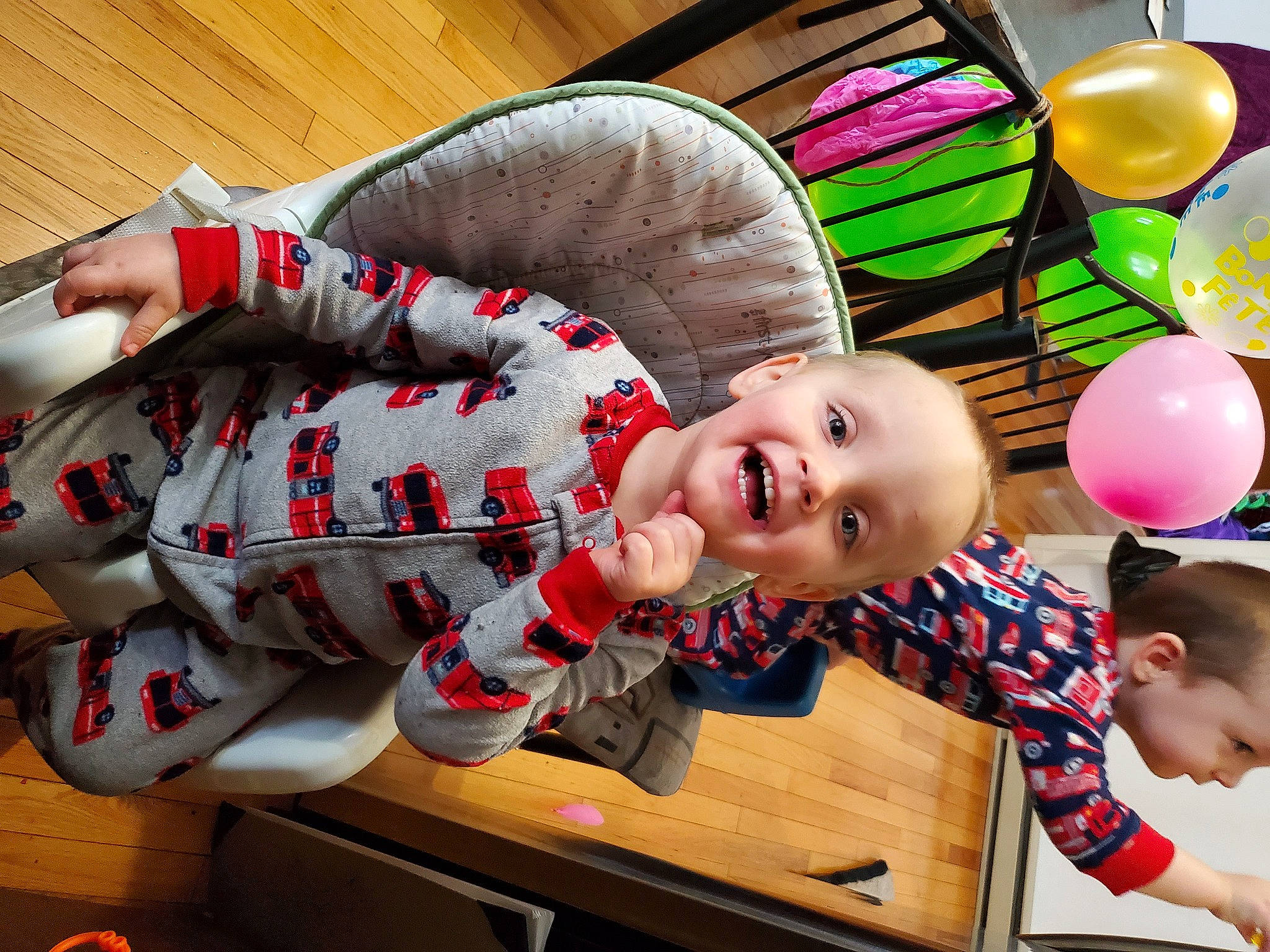 Kayden a rejoint le concours — aidez-le/la à gagner de superbes lots ! baby, baby_toddler_clothing, balloon, carmine, child, event, fun, happy, joy, pattern, person, plaid, play, room, smile, table, toddler, toy, wood