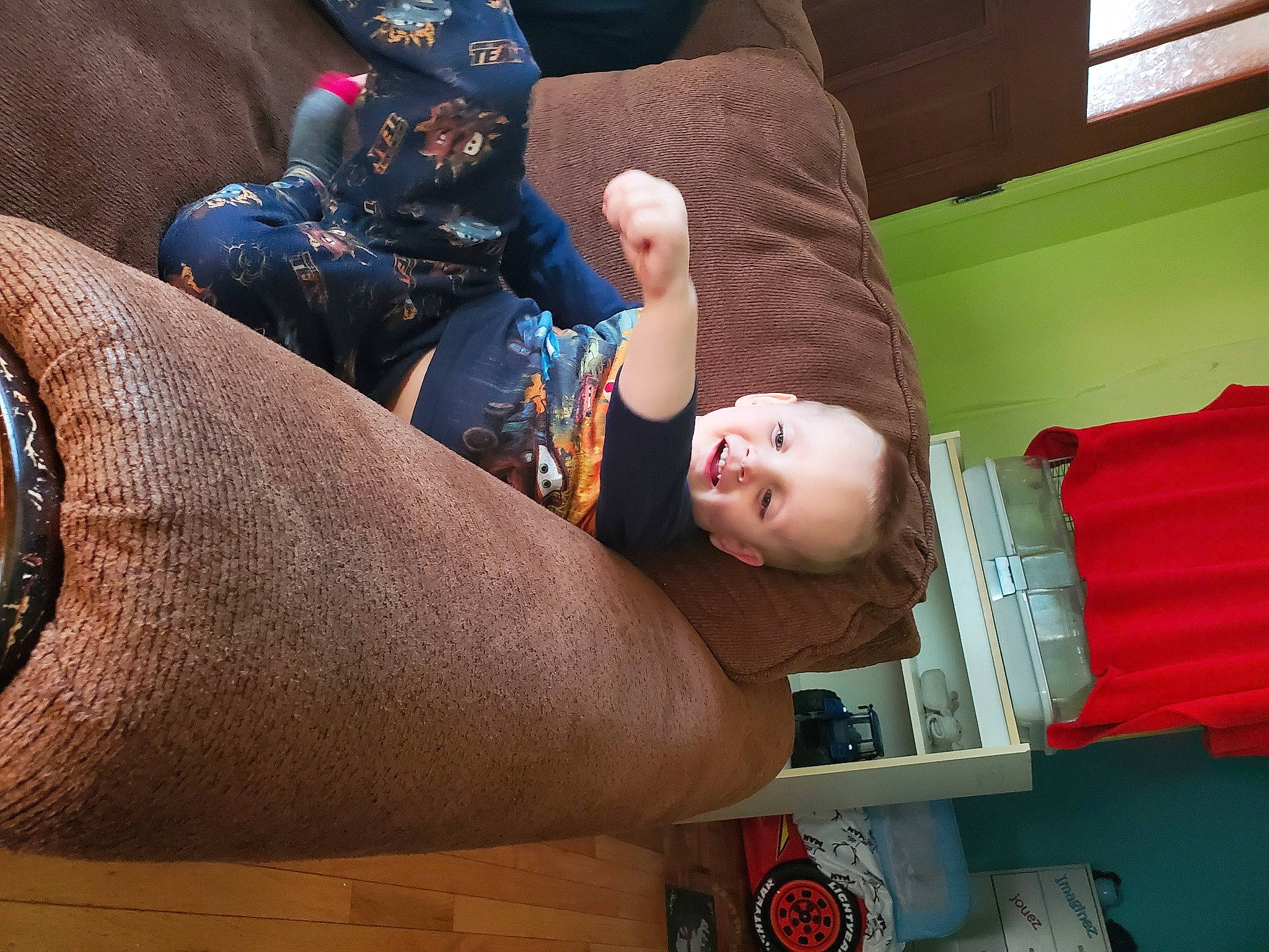 Kayden participe au concours pour gagner de l'argent avec cette photo : chest, comfort, elbow, flesh, foot, fun, gesture, human_leg, joint, joy, knee, nail, person, personal_protective_equipment, room, shoulder, smile, tattoo, tattoo_artist, thigh