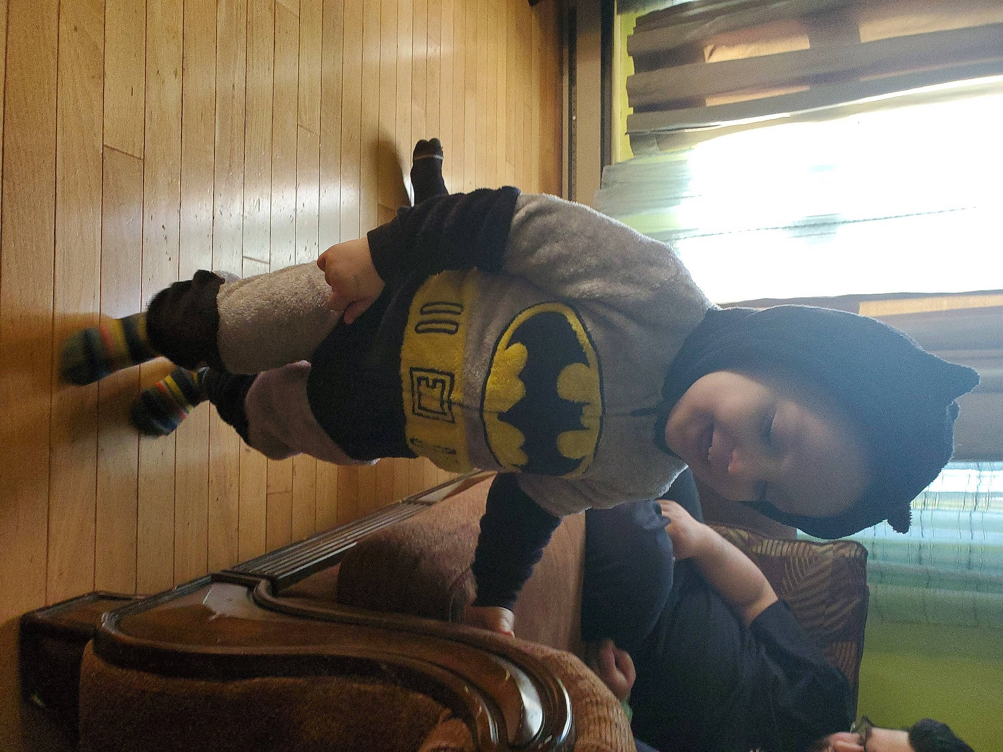 Jaypherson participe au concours pour gagner de l'argent avec cette photo : animation, bag, baseball_cap, cap, elbow, fictional_character, flooring, fun, glove, hand, hat, helmet, human_leg, luggage_and_bags, person, personal_protective_equipment, recreation, sitting, sports_gear, t_shirt