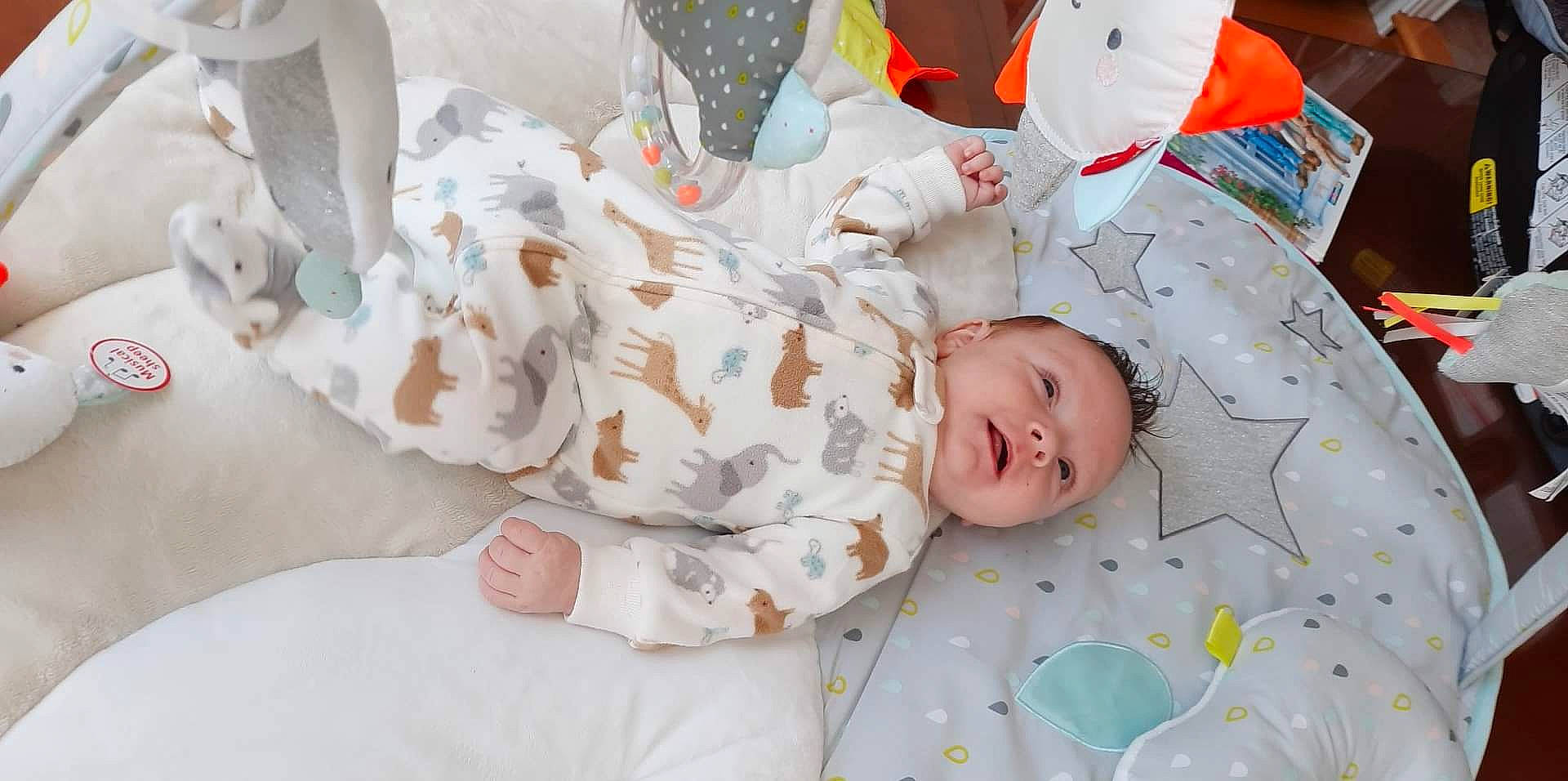Jackson a rejoint le concours — aidez-le/la à gagner de superbes lots ! baby, baby_products, baby_sleeping, baby_toddler_clothing, bed, bed_sheet, bedding, bedtime, child, comfort, head, linens, nap, orange, person, room, skin, sleep, sleeve, textile