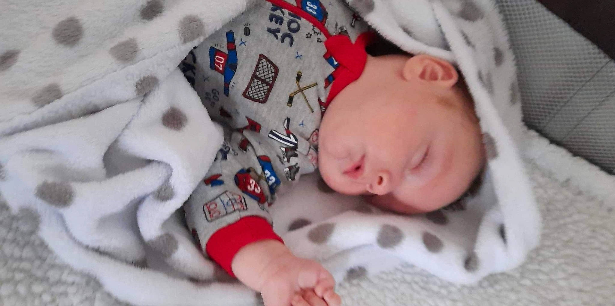 Jackson participe au concours pour gagner de l'argent avec cette photo : baby, baby_products, baby_sleeping, baby_toddler_clothing, bedding, bedtime, cheek, chin, collar, comfort, eye, linens, nose, pattern, person, product, skin, sleeve, textile, toddler