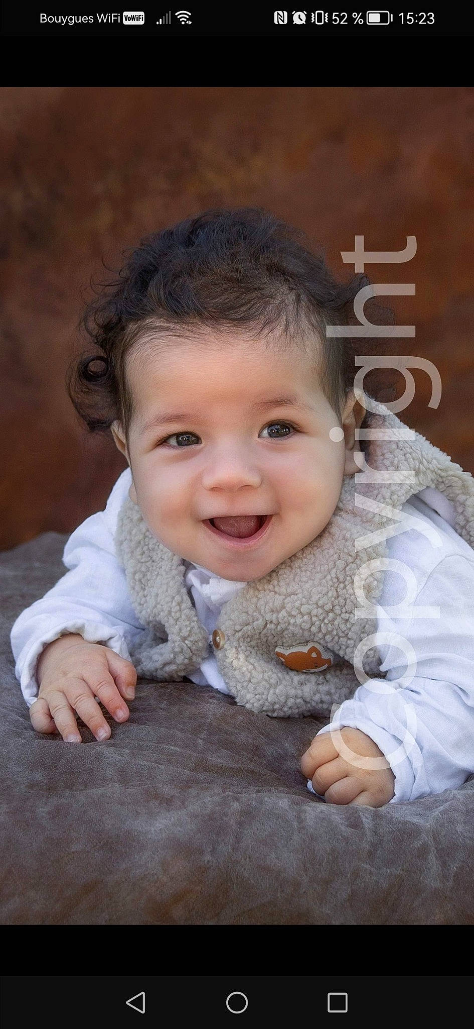 Samy a rejoint le concours — aidez-le/la à gagner de superbes lots ! baby, baby_toddler_clothing, cheek, child, flash_photography, fur, grass, hand, happy, iris, joy, lip, nose, outerwear, person, sitting, skin, smile, toddler, tree