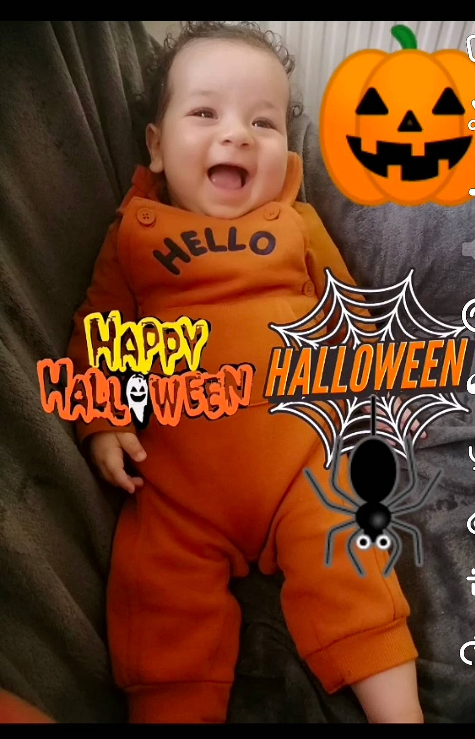 Samy a rejoint le concours — aidez-le/la à gagner de superbes lots ! baby, baby_toddler_clothing, calabaza, child, comfort, cool, font, happy, jersey, linens, logo, orange, person, personal_protective_equipment, photo_caption, product, sleeve, smile, sportswear, t_shirt