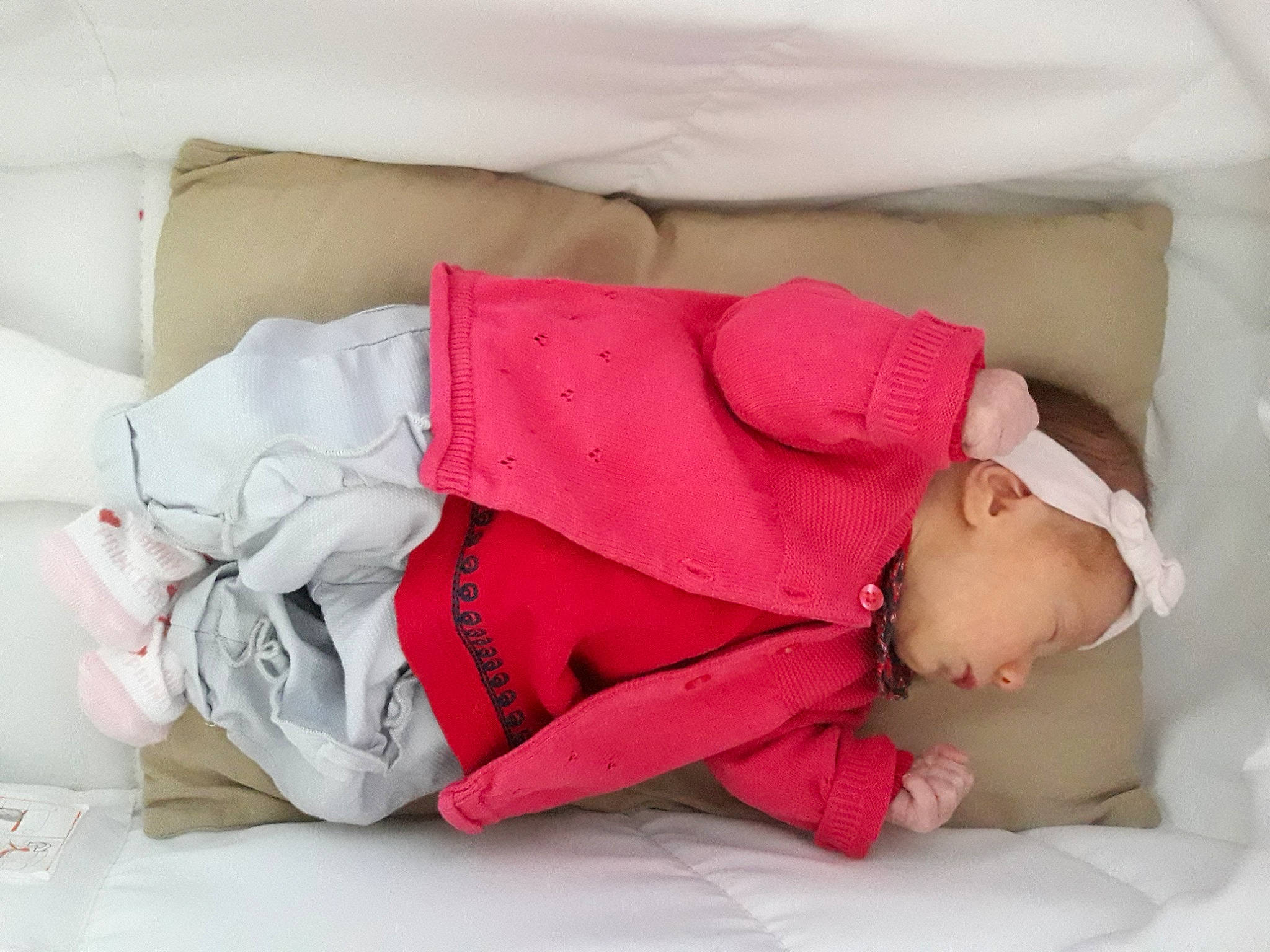 Léna a rejoint le concours — aidez-le/la à gagner de superbes lots ! baby, baby_sleeping, child, comfort, nap, person, pink, sleep