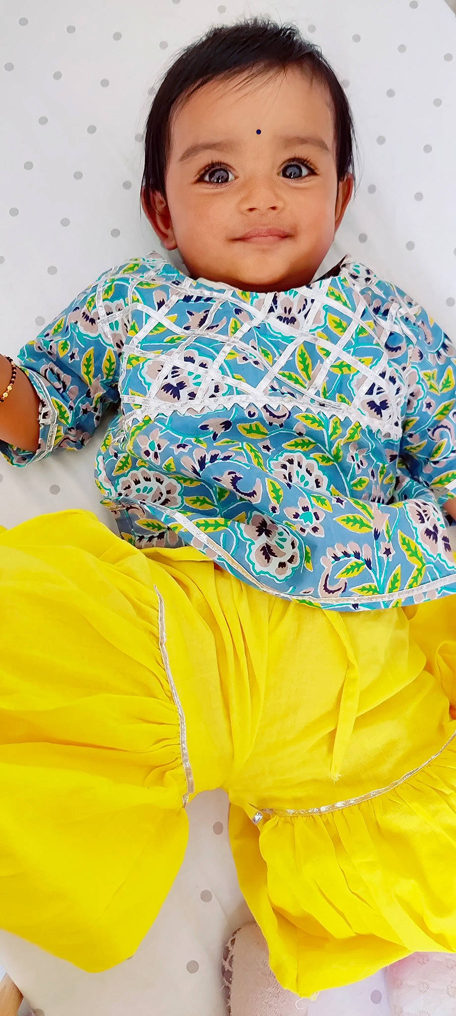 Tanya a rejoint le concours — aidez-le/la à gagner de superbes lots ! baby_toddler_clothing, blue, child, collar, comfort, dress_shirt, electric_blue, fun, green, happy, joy, neck, outerwear, pattern, person, sitting, sleeve, smile, t_shirt, toddler