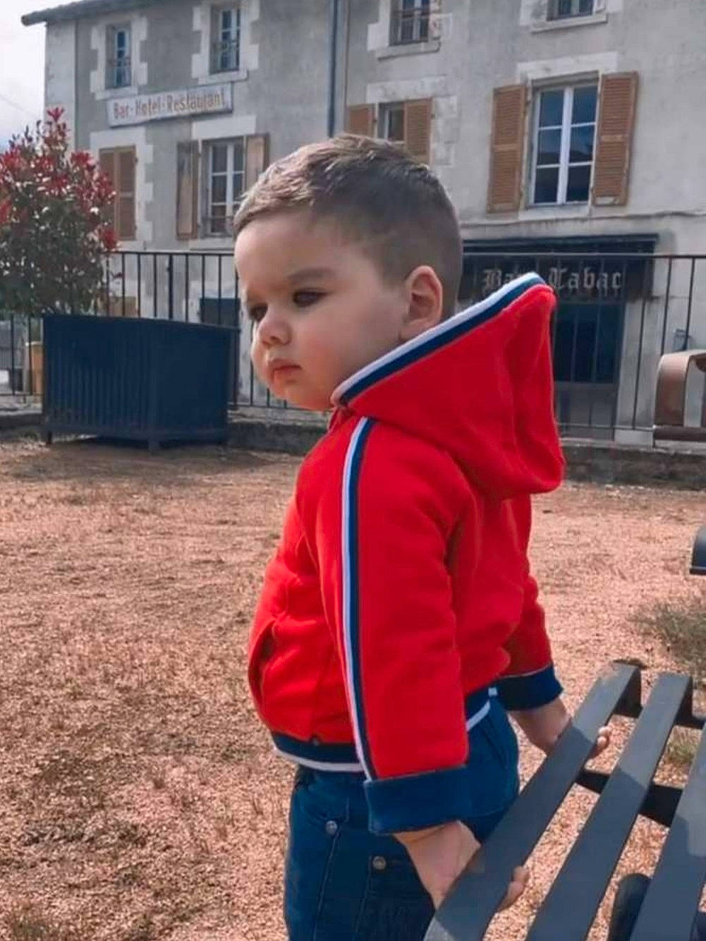Ibrahim participe au concours pour gagner de l'argent avec cette photo : baby, baby_toddler_clothing, city, electric_blue, flooring, fun, grass, happy, house, human_settlement, leisure, person, plant, public_space, sitting, sleeve, spring, t_shirt, toddler, window
