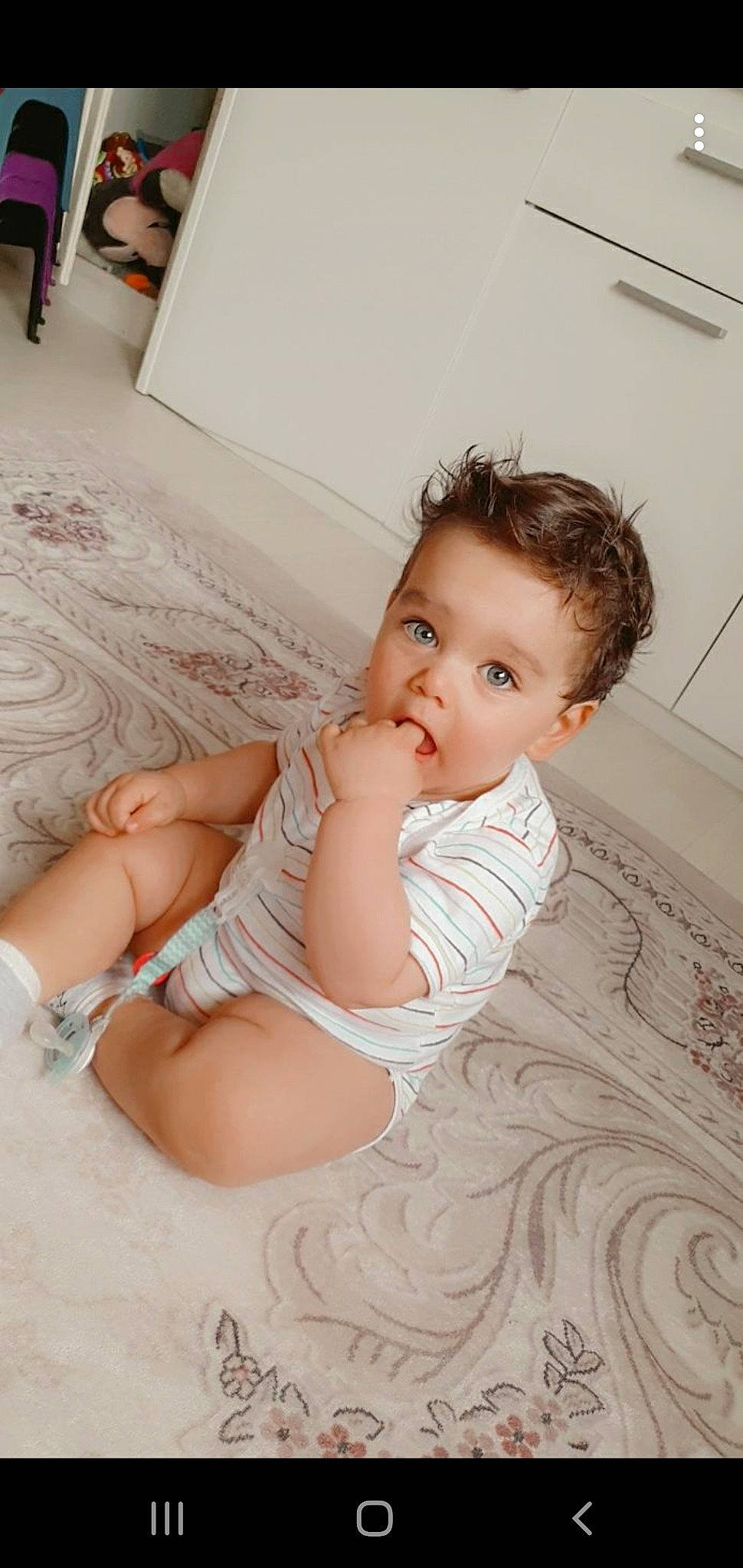 Ibrahim a rejoint le concours — aidez-le/la à gagner de superbes lots ! abdomen, baby, baby_toddler_clothing, chest, comfort, elbow, face, flash_photography, floor, flooring, foot, human_leg, knee, pattern, person, skin, stomach, surprise, textile, thigh