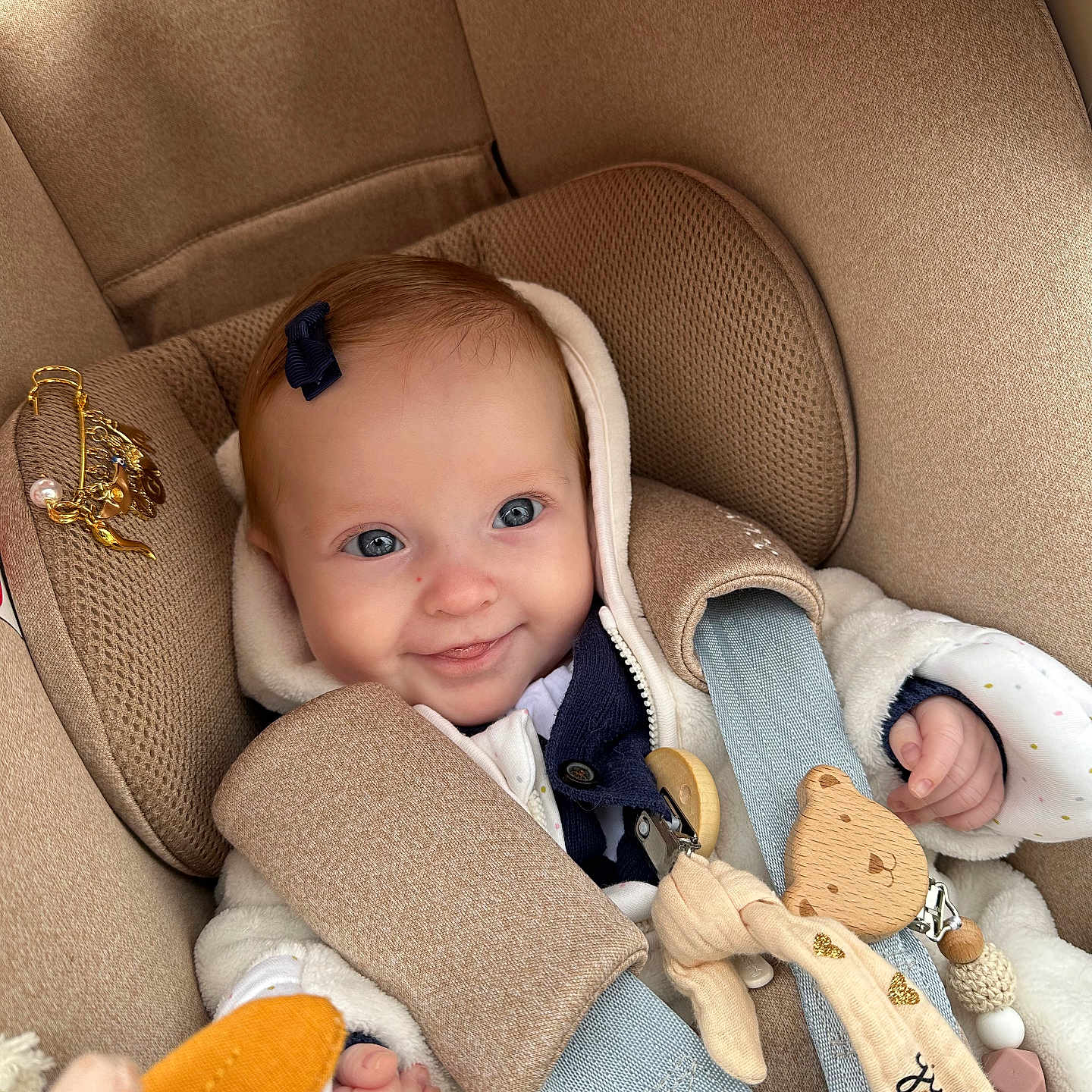 Giulia participe au concours pour gagner de l'argent avec cette photo : baby, bodypart, car, clothing, coat, couch, crib, face, finger, furniture, hand, hat, head, infantbed, jacket, person, photography, portrait, transportation, vehicle
