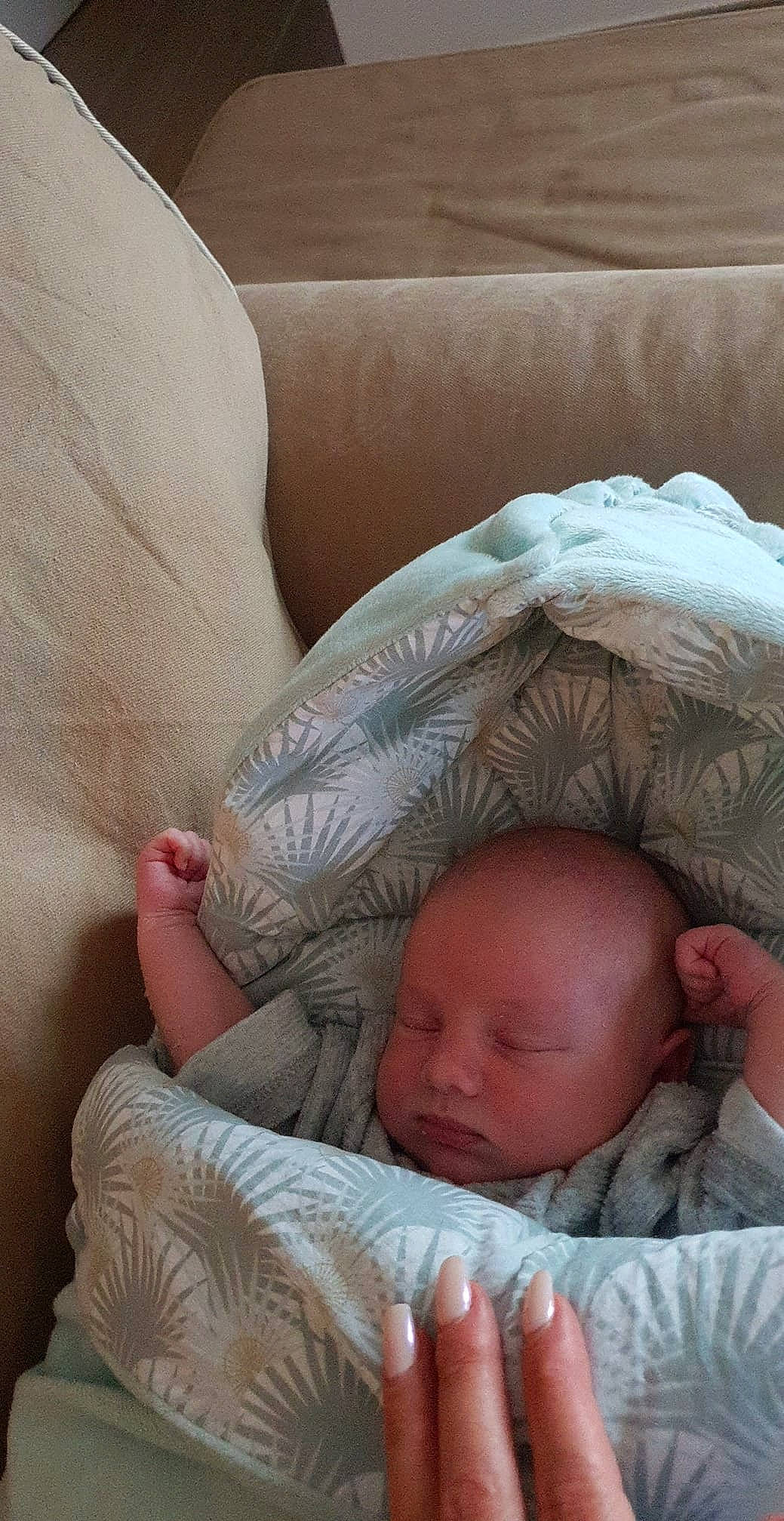 Raphaël participe au concours pour gagner de l'argent avec cette photo : arm, baby, baby_sleeping, cheek, chin, comfort, eye, finger, hand, human_body, leg, linens, mouth, nose, person, skin, stomach, textile, thumb, toddler