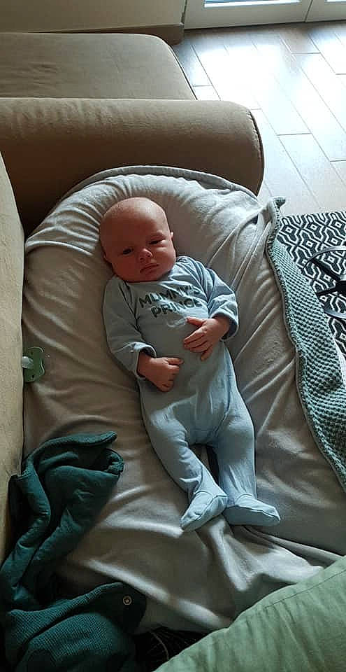 Raphaël participe au concours pour gagner de l'argent avec cette photo : baby, bedding, bedtime, child, comfort, couch, flooring, linens, nap, person, room, sitting, sleep, textile, toddler