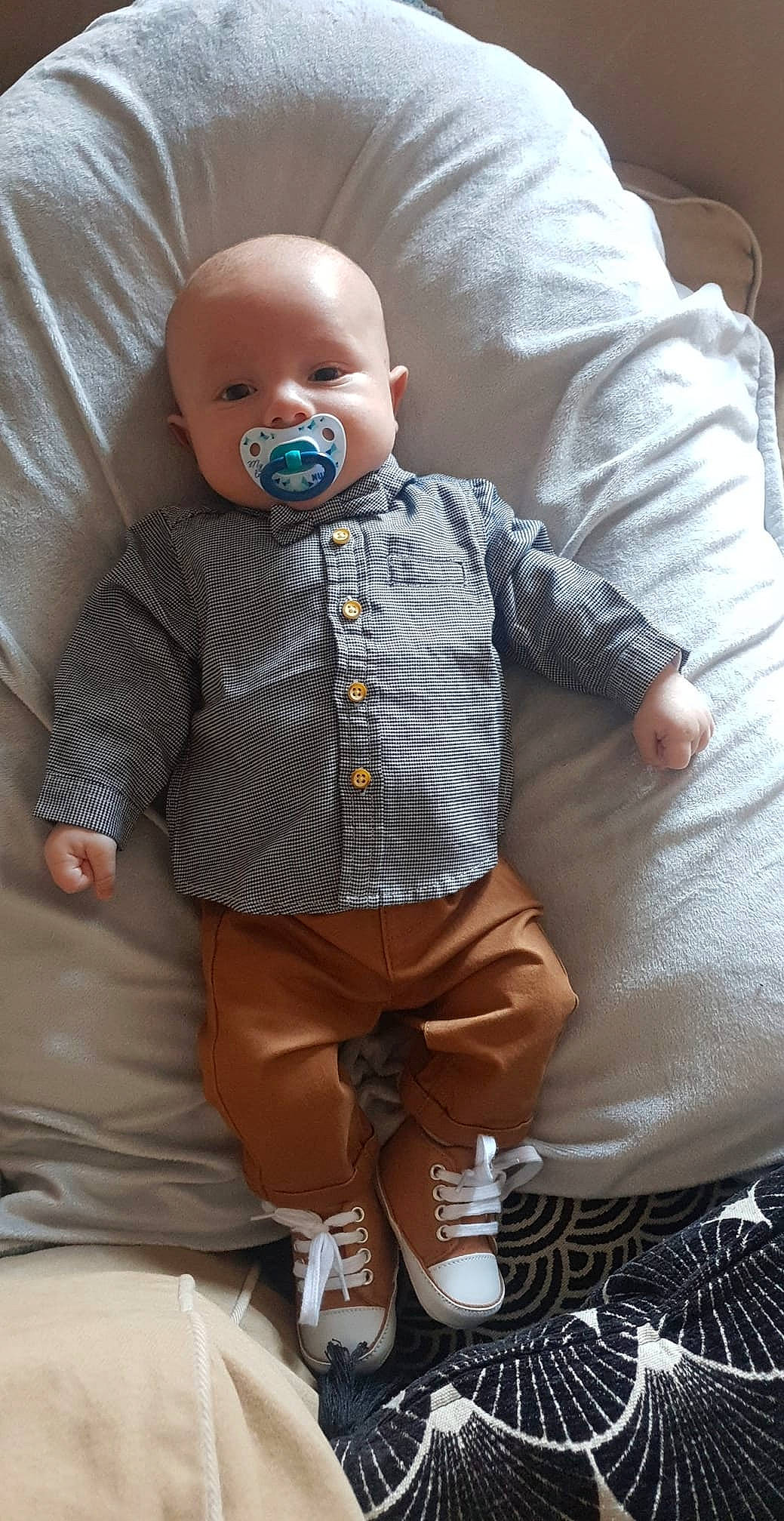 Raphaël participe au concours pour gagner de l'argent avec cette photo : baby, baby_products, baby_toddler_clothing, cheek, child, comfort, eye, face, flooring, head, linens, mouth, nose, orange, pattern, person, sitting, skin, sleeve, toddler