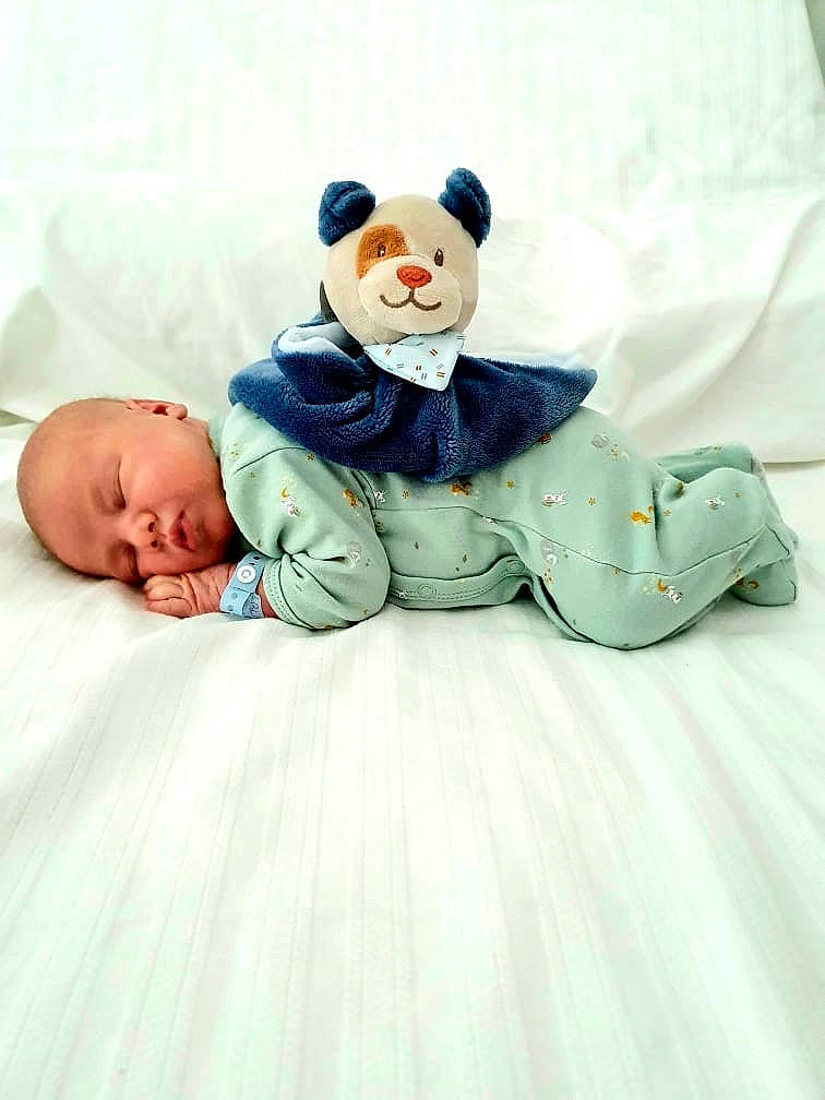 Raphaël a rejoint le concours — aidez-le/la à gagner de superbes lots ! arm, baby, baby_products, baby_sleeping, baby_toddler_clothing, child, comfort, fun, fur, happy, human_body, leisure, linens, mammal, person, room, sitting, stuffed_toy, teddy_bear, toddler