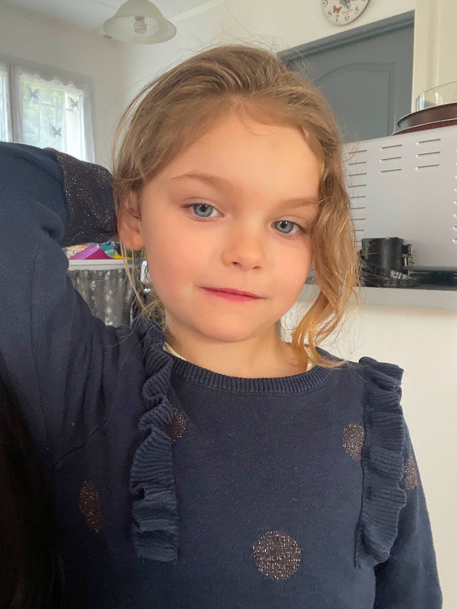 Lilou a rejoint le concours — aidez-le/la à gagner de superbes lots ! eyebrow, eyelash, facial_expression, fashion, fashion_design, flooring, hairstyle, iris, jaw, joint, kitchen_appliance, lip, long_hair, neck, person, shoulder, skin, sleeve, standing, trunk