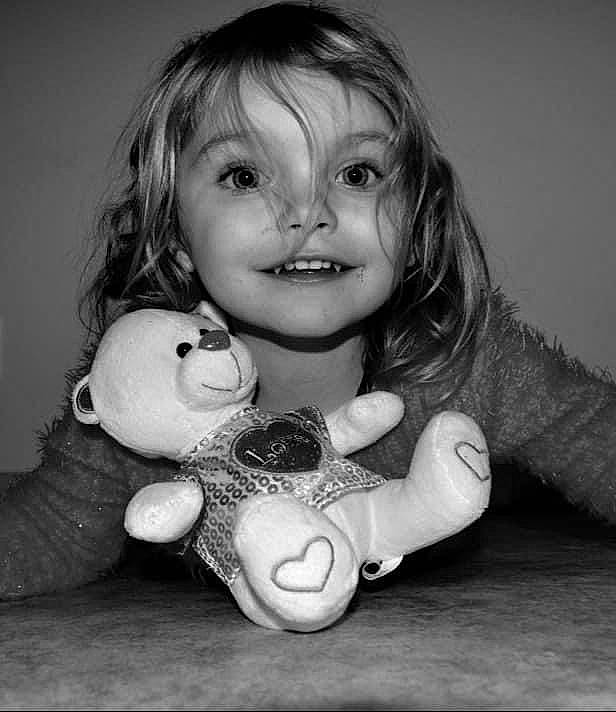 Lilou a rejoint le concours — aidez-le/la à gagner de superbes lots ! arm, black_and_white, cheek, eye, facial_expression, finger, flash_photography, gesture, hand, happy, human_body, joy, lip, mouth, nose, person, skin, smile, style, thumb