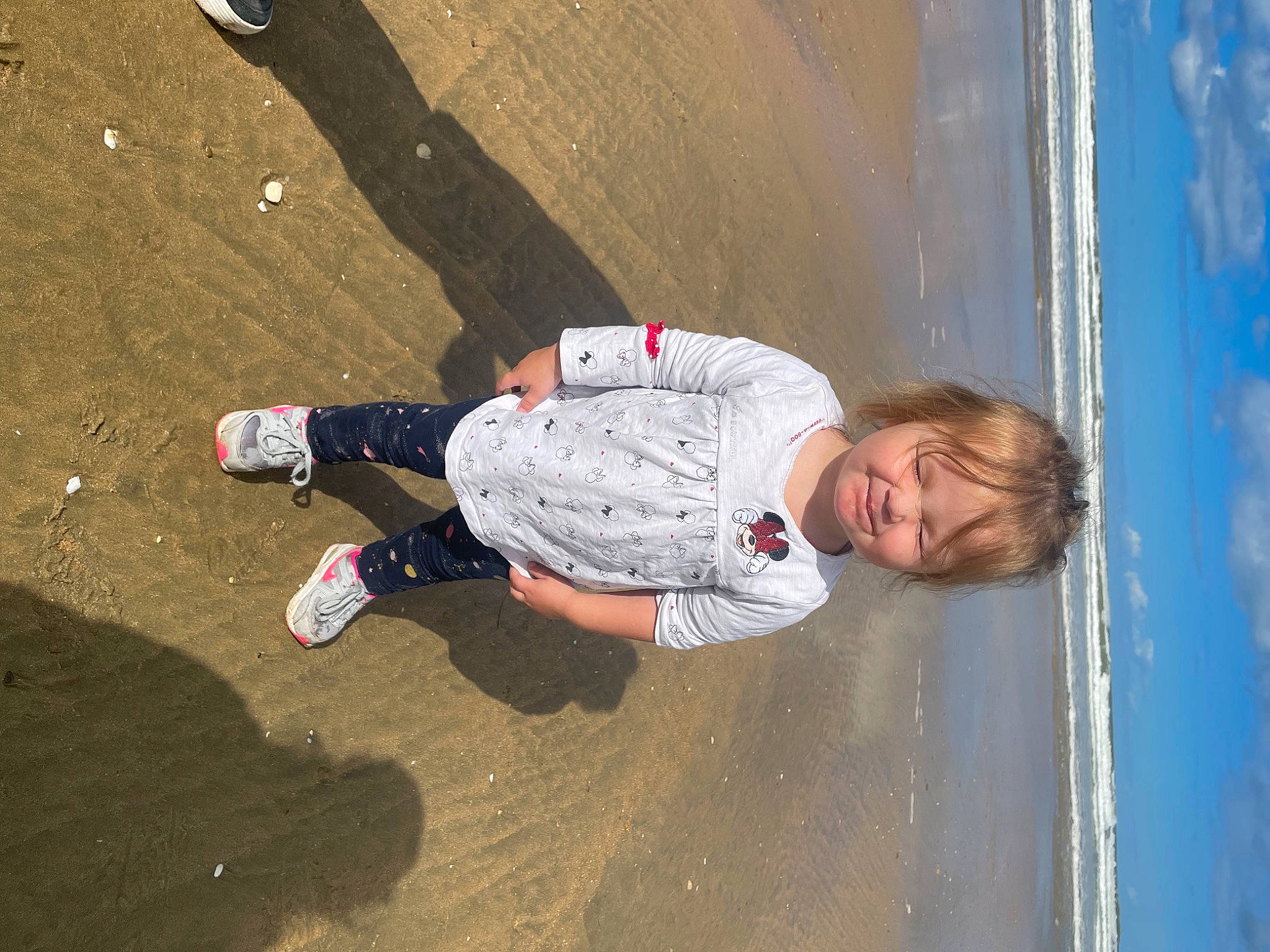 Jade participe au concours pour gagner de l'argent avec cette photo : asphalt, child, concrete, fun, happy, human_leg, knee, leisure, person, recreation, road_surface, shadow, sidewalk, sitting, sky, smile, sneakers, sock, soil, toddler