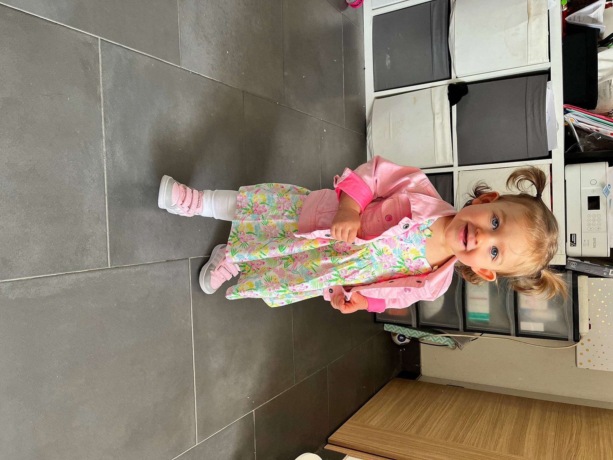 Lyana participe au concours pour gagner de l'argent avec cette photo : baby, baby_products, baby_toddler_clothing, child, concrete, flooring, fun, joy, magenta, person, pink, refrigerator, room, smile, toddler, window