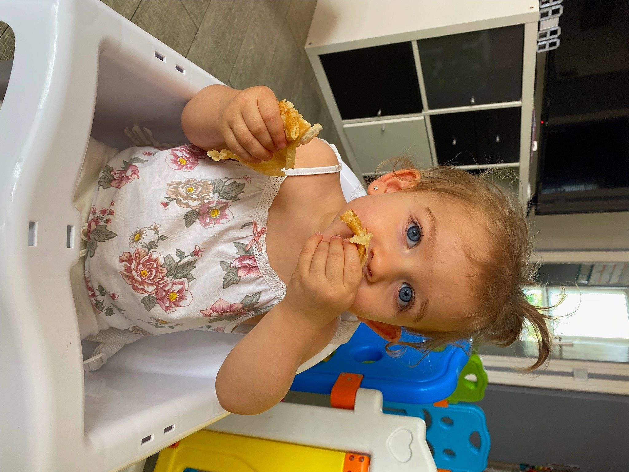 Lyana a rejoint le concours — aidez-le/la à gagner de superbes lots ! arm, baby, baby_products, baby_toddler_clothing, bathing, chair, chest, child, cooking, drinkware, ear, eyelash, finger, food, health_care, machine, nail, person, room, service