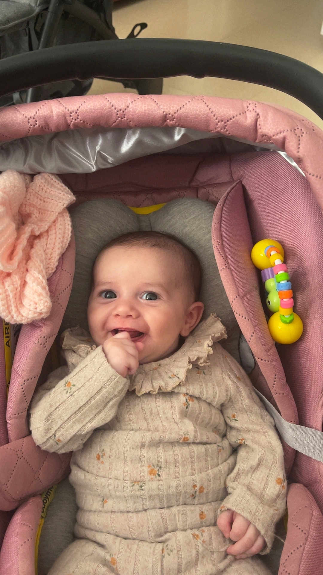 Aya a rejoint le concours — aidez-le/la à gagner de superbes lots ! baby, smiling, infant, baby_carrier, pink, knitwear, toy, hand, face, cute, child, portrait, happy, cozy, indoor, clothing, seatbelt, fabric, person, comfort