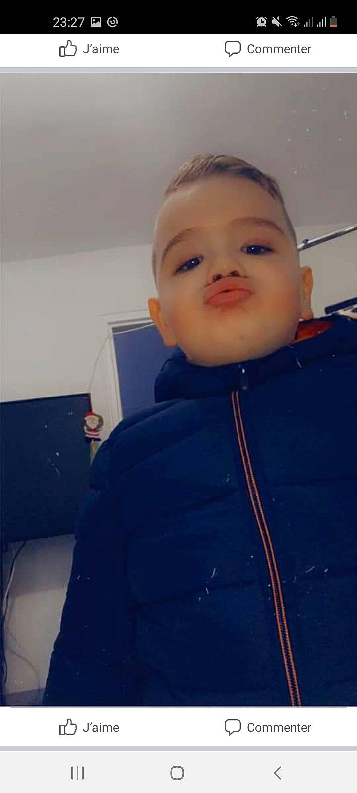 Kilian participe au concours pour gagner de l'argent avec cette photo : baby, baby_toddler_clothing, cloud, denim, electric_blue, face, happy, hoodie, iris, jacket, long_sleeved_t_shirt, neck, pattern, person, personal_protective_equipment, selfie, sky, sleeve, smile, t_shirt