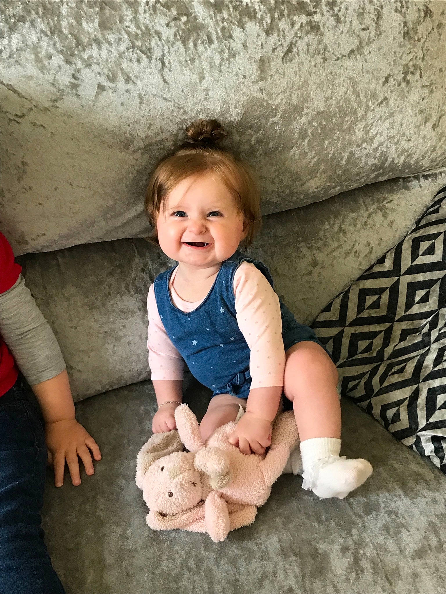 Charlotte is registered to the contest to win money with this photo: baby, child, leg, person, photograph, photography, play, portrait, portrait_photography, sibling, sitting, smile, toddler