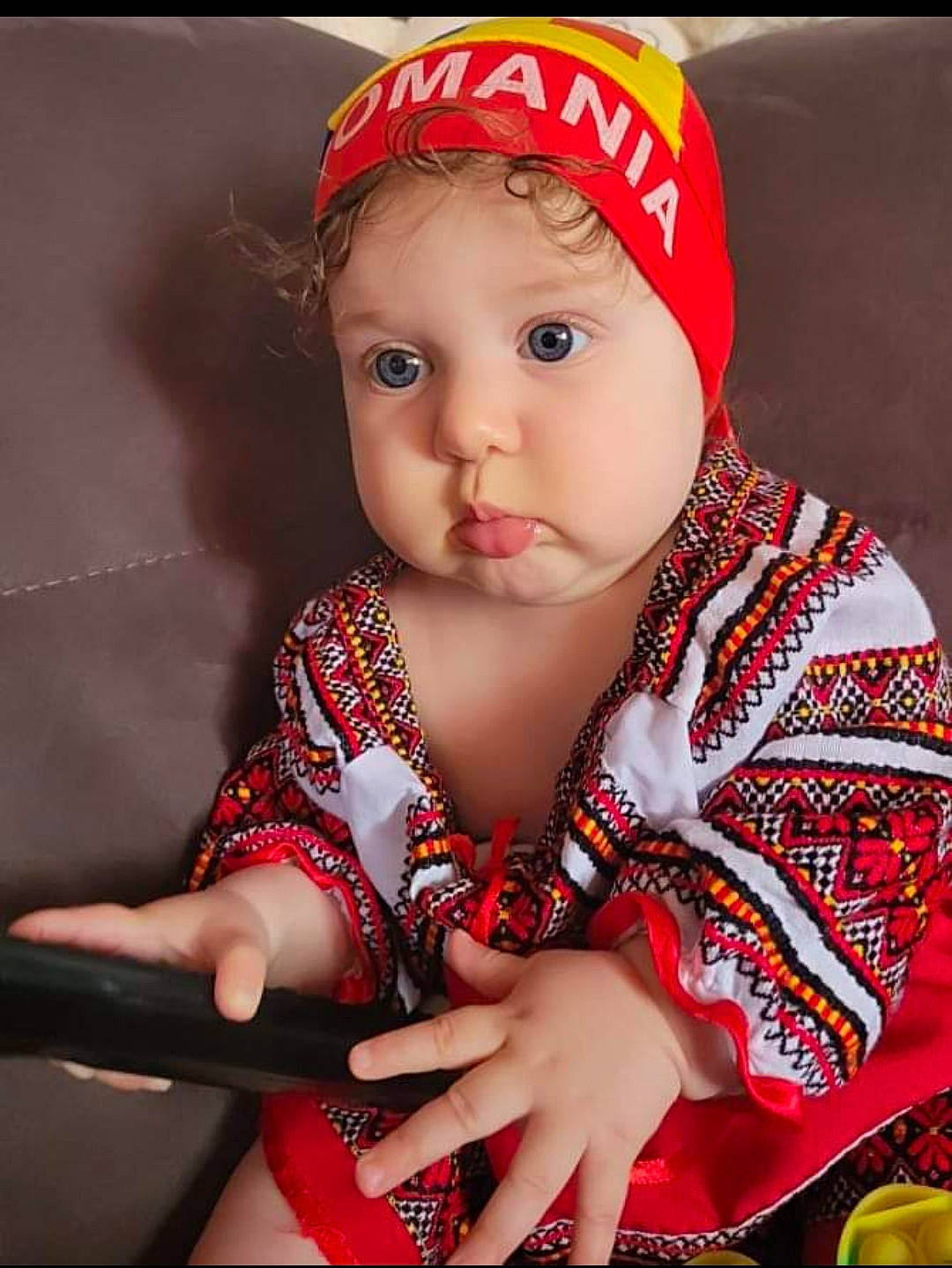 Victoria participe au concours pour gagner de l'argent avec cette photo : baby, baby_toddler_clothing, cap, carmine, cheek, child, chin, dress, eye, facial_expression, fashion_accessory, happy, head, headwear, lip, pattern, person, plaid, sitting, skin