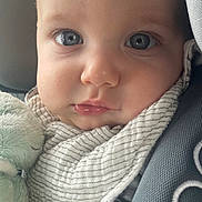 Lyvio a rejoint le concours — aidez-le/la à gagner de superbes lots ! baby, close_up, blue_eyes, chubby_cheeks, car_seat, blanket, scarf, infant, child, face, cute, soft_light, indoor, portrait, young_child, clothing, comfort, seat_belt, expression, curious