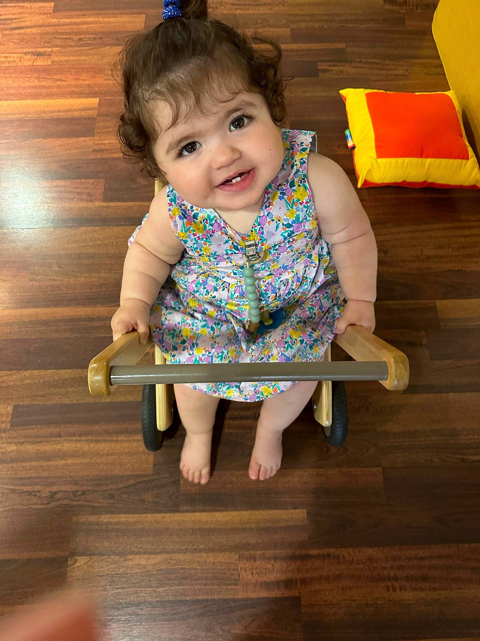 Mila a rejoint le concours — aidez-le/la à gagner de superbes lots ! baby, baby_toddler_clothing, blue, cheek, child, dress, eye, face, flash_photography, floor, flooring, fun, happy, hardwood, iris, person, skin, smile, toddler, wood