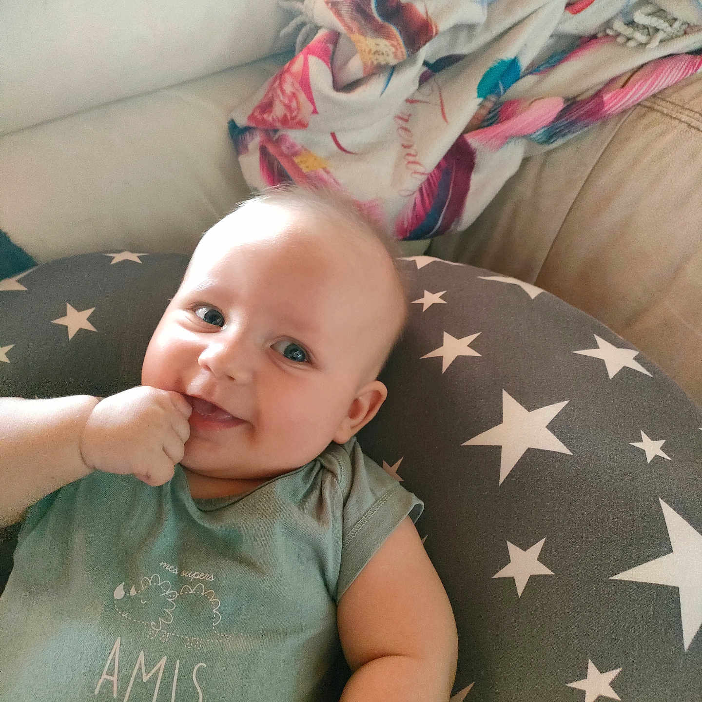 Kayron a rejoint le concours — aidez-le/la à gagner de superbes lots ! baby, blanket, child, closeup, colorful_blanket, cozy, cushion, cute, dinosaur_print, green_shirt, hand_in_mouth, happy, indoor, infant, person, portrait, relaxing, smiling, soft_lighting, star_pattern