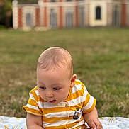 Jed participe au concours pour gagner de l'argent avec cette photo : baby, blanket, building, child, curious, cute, daylight, exploration, face, grass, hands, head, infant, nature, onesie, outdoor, portrait, sitting, yellow_stripes, young