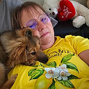 Baxter participe au concours pour gagner de l'argent avec cette photo : brown_dog, casual, comfort, couch, cozy, dog, flower_print, glasses, home, indoor, lemon_print, person, pet, pillow, portrait, red_heart, relaxing, snuggling, teddy_bear, yellow_shirt