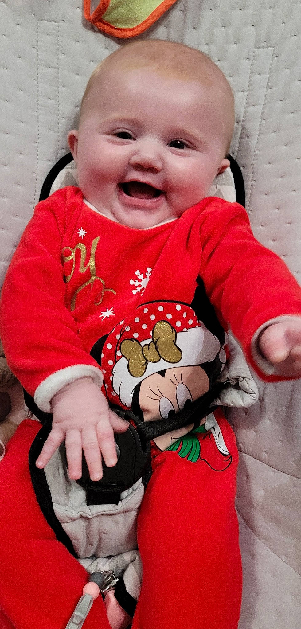 Eléna a rejoint le concours — aidez-le/la à gagner de superbes lots ! arm, baby_toddler_clothing, cheek, eye, facial_expression, finger, hand, happy, human_body, mouth, nose, person, pink, product, red, skin, sleeve, smile, standing, textile