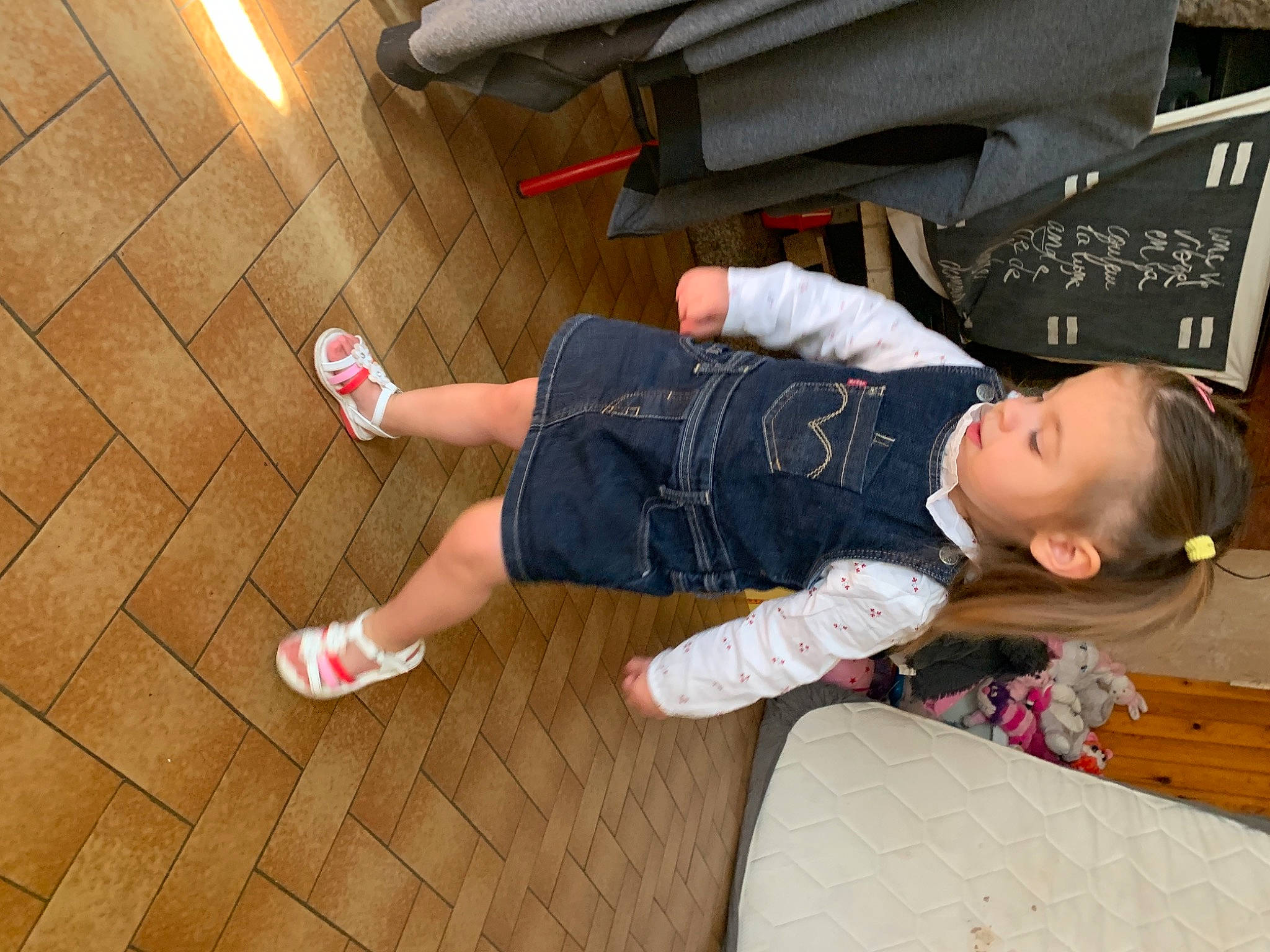 Hëlyana participe au concours pour gagner de l'argent avec cette photo : child, floor, flooring, leg, person