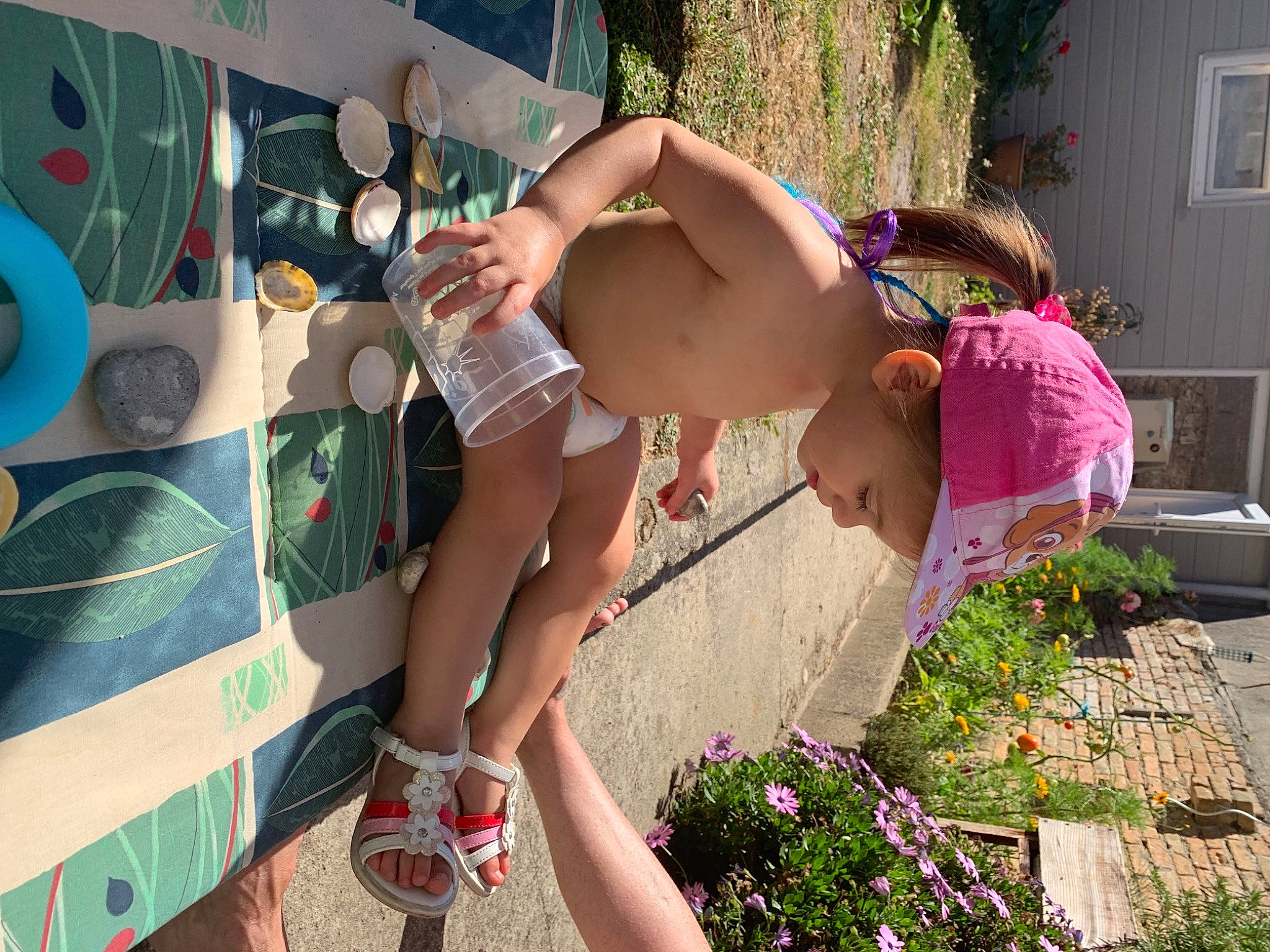 Hëlyana a rejoint le concours — aidez-le/la à gagner de superbes lots ! black_hair, grass, human_body, human_leg, leg, person, pink, plant, shorts, summer, thigh, trunk, vacation