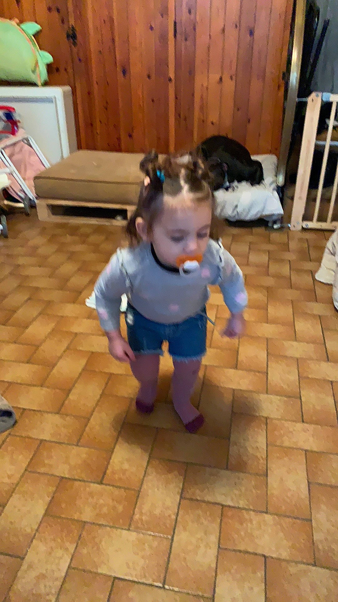 Hëlyana participe au concours pour gagner de l'argent avec cette photo : child, floor, flooring, hardwood, leg, person, play, toddler, wood