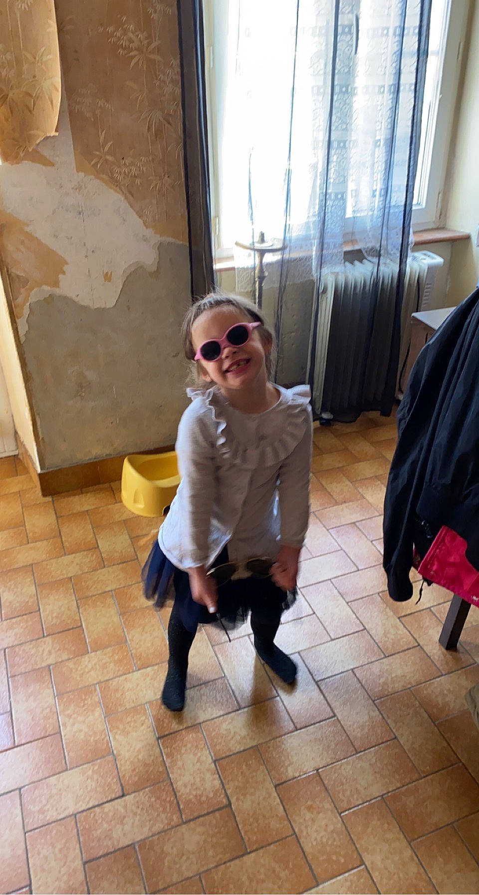 Hëlyana participe au concours pour gagner de l'argent avec cette photo : curtain, dress, event, eyewear, fashion_design, floor, flooring, formal_wear, fun, glasses, goggles, happy, human_leg, joy, leg, person, standing, street_fashion, sunglasses, vision_care