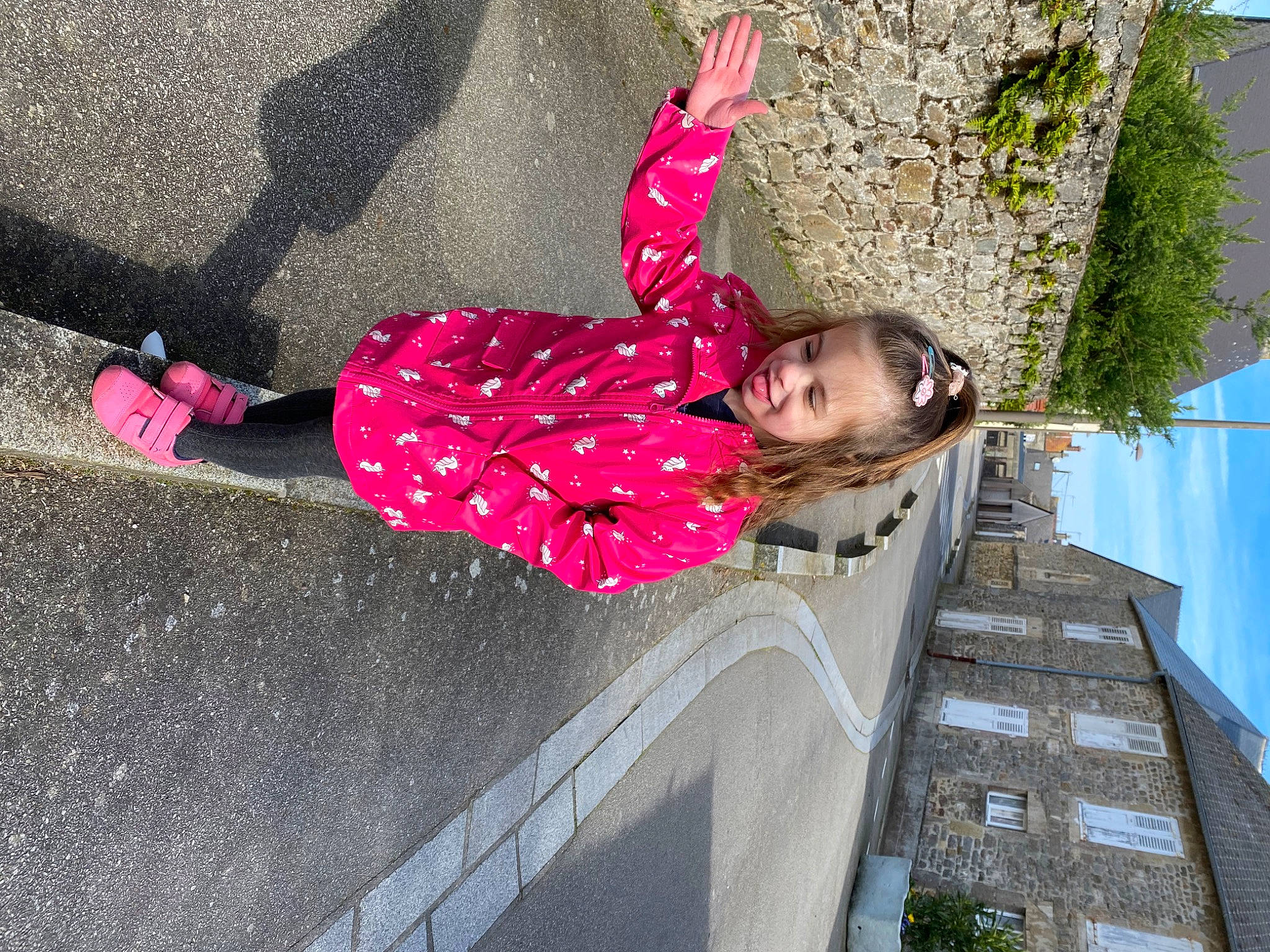 Hëlyana participe au concours pour gagner de l'argent avec cette photo : building, city, facade, fun, joy, leisure, line, magenta, pattern, pedestrian, person, pink, plant, sidewalk, sky, stairs, street_fashion, toddler, tree, wall
