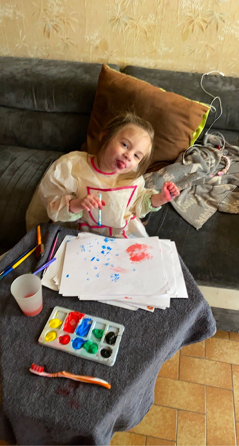 Hëlyana participe au concours pour gagner de l'argent avec cette photo : baby, child, comfort, costume, couch, electronic_device, event, flooring, fun, gadget, holiday, icing, party, person, play, recreation, room, sitting, smile, t_shirt