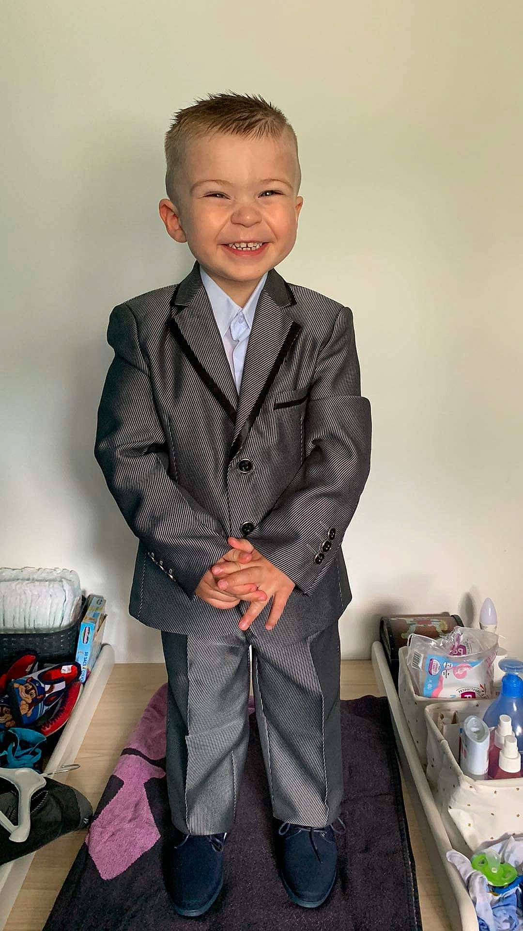 Tiago participe au concours pour gagner de l'argent avec cette photo : blazer, coat, collar, denim, dress_shirt, electric_blue, fashion_design, formal_wear, joy, outerwear, person, plaid, sitting, sleeve, smile, standing, suit, tie, toddler, uniform