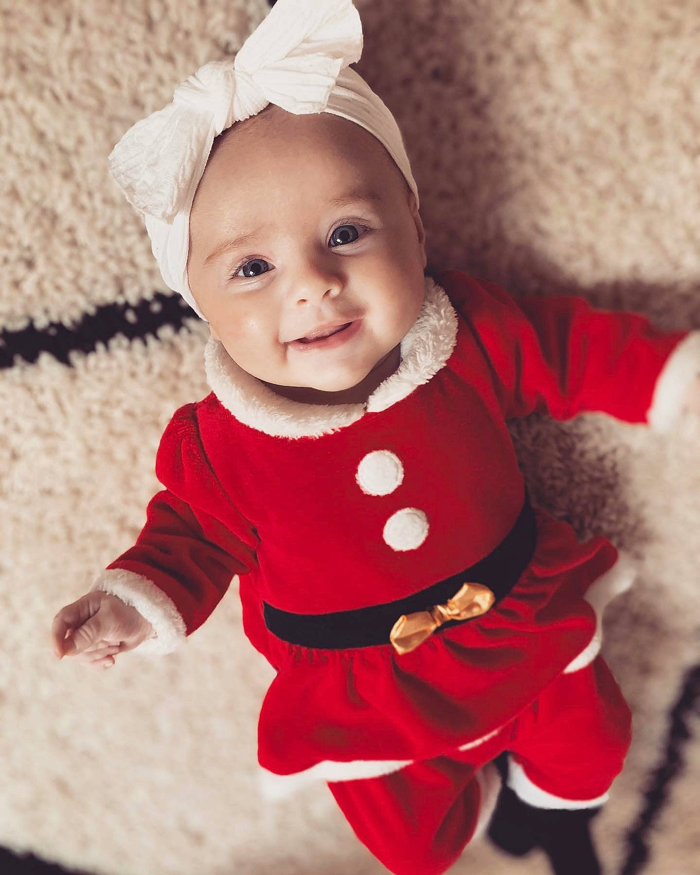 Lylah participe au concours pour gagner de l'argent avec cette photo : baby, baby_toddler_clothing, bonnet, cheek, child, christmas, costume, costume_accessory, costume_hat, embellishment, fictional_character, fur, hair_accessory, headband, headgear, headpiece, headwear, joy, person, stuffed_toy