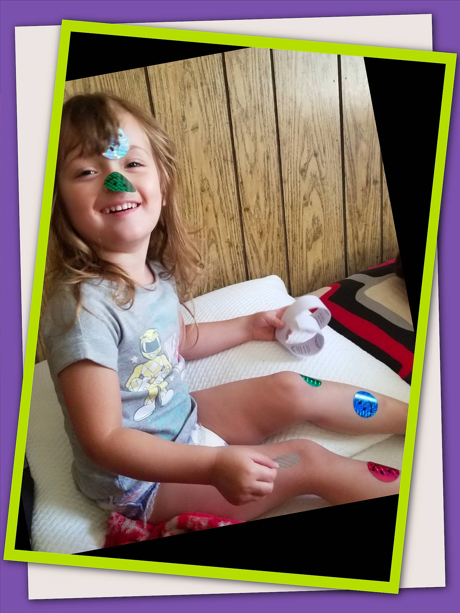 Lovern is registered to the contest to win money with this photo: child, fun, grass, happy, joy, leisure, magenta, paper_product, people_in_nature, person, photographic_paper, play, recreation, rectangle, room, shorts, sitting, smile, stock_photography, t_shirt