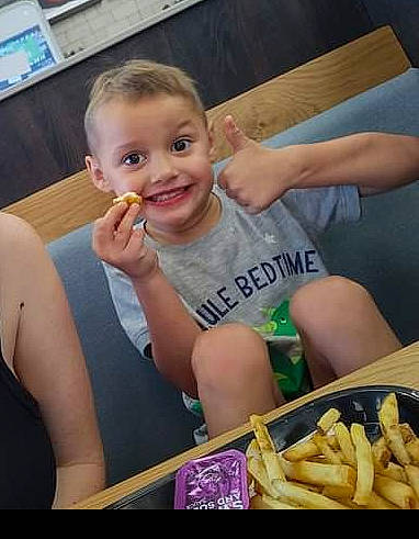 Lane is registered to the contest to win money with this photo: canadian_cuisine, chair, comfort_food, cooking, cuisine, deep_frying, finger, food, french_fries, frying, happy, ingredient, joy, junk_food, leisure, person, potato, smile, t_shirt, thumb