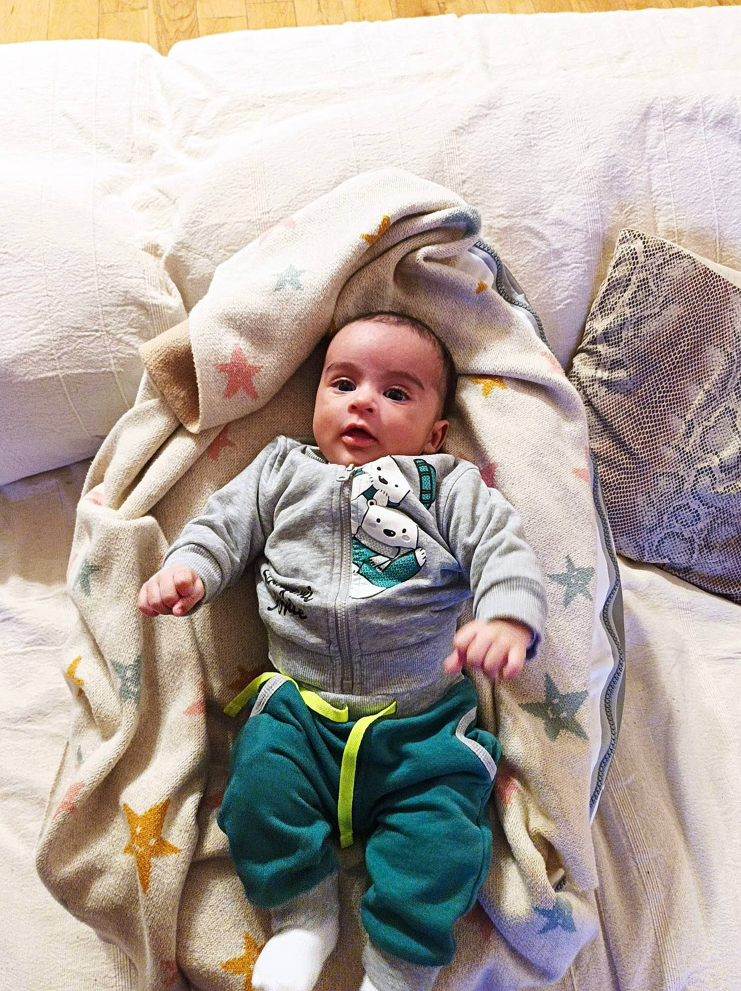 Emmanuel participe au concours pour gagner de l'argent avec cette photo : baby, baby_products, baby_safety, baby_sleeping, baby_toddler_clothing, bedding, cheek, child, comfort, face, happy, head, infant_bed, leisure, linens, mammal, person, room, sitting, toddler